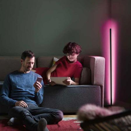 Osram SMART+ WIFI Corner Stehleuchte mit Tunable White und RGBW Farbwechsel speziell zur eindrucksvollen Eckenausleuchtung - Aluminium schwarz