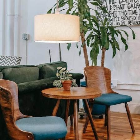 Osram E27 LED Lampe Star Classic A 40 Recycled Plastic 4.9W wie 40W warmweißes Licht - weiß mattierte Glühbirne