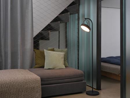 Osram Stehleuchte Decor Puck aus Stahl in Schwarz mit warmweißem Licht - 1,8 m Kabel mit Schalter/  Stecker