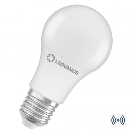 Ledvance E27 LED Lampe mit Sensor klar 8,8W wie 60W 2700K warmweiß