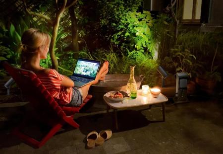 OSRAM SMART+ WiFi Outdoor Terminal mit integriertem Repeater & 2 Steckdosen, erweitert die WLAN-Zone im Freien, Kopplung von drahtlosen Geräten, App-steuerbar