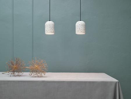 Pendelleuchte Decor Pill aus Terrazzo Stein mit E27 Fassung in Weiß gesprenkelt Ø 15 cm