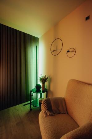 Osram SMART+ WIFI Corner Stehleuchte mit Tunable White und RGBW Farbwechsel speziell zur eindrucksvollen Eckenausleuchtung - Aluminium schwarz