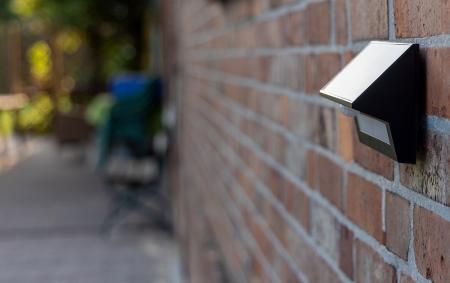 ChiliTec LED Solar Wandleuchte "SWL-AS400" IP44, warmweiß 3000K, PIR Sensor