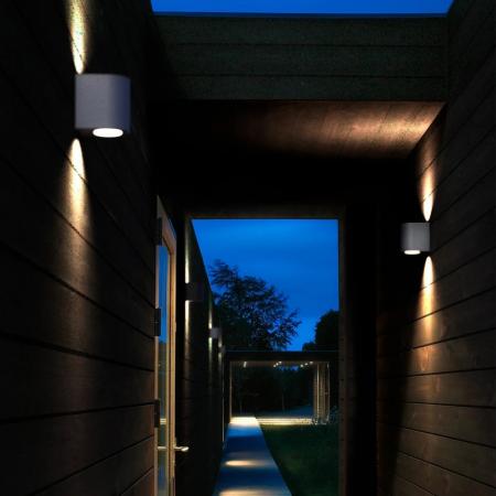 Einzigartige Lichtspektakel mit der Canto Innen- und Außenwandleuchte Up&Down aus Aluminium in grau