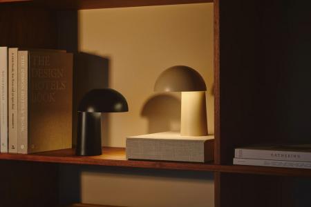 Design For The People Faye Portable Table Lamp Black – kabellose Designer-Tischleuchte von Charlotte Høncke