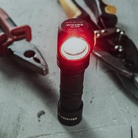 ArmyTek Wizard C2 WR Magnet White & Red LED Stirnlampe mit Magnethalterung akkubetrieben, warmesweißes und rotes Licht