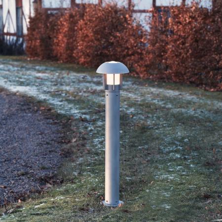 Schlichte Wegeleuchte silber lackiertes Aluminium, opaler Glasschirm