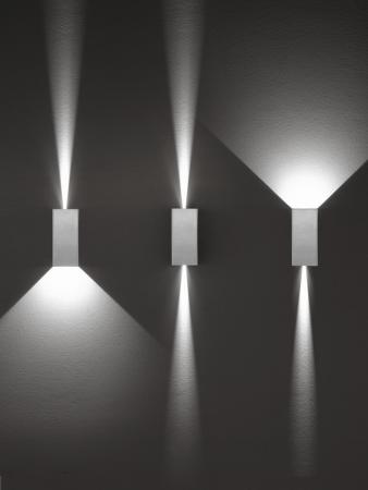 Zor Wandleuchte in Silber mit verstellbarem Abstrahlwinkel von Fabas Luce