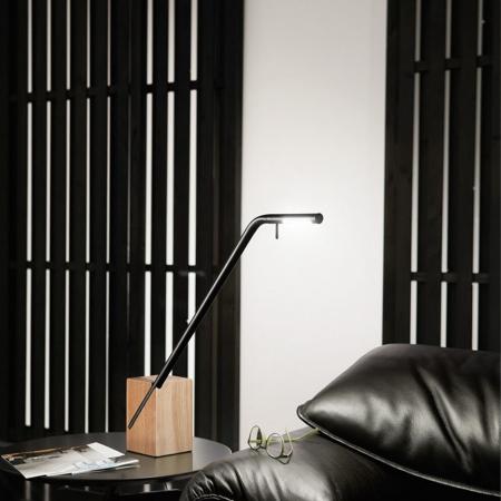 Skandinavische LED-Tischleuchte Viktor mit Holzsockel Schwarz Tastdimmer & drehbarem Leuchtkopf von Fabas Luce