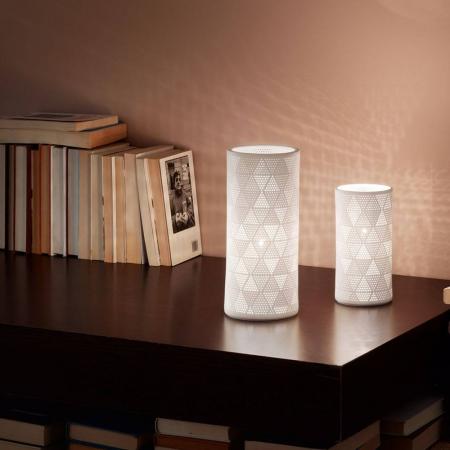Kleine Micol ausdrucksstarke handgearbeitete Keramik-Tischleuchte mit Effekt-Lichtverteilung in Weiss von Fabas Luce