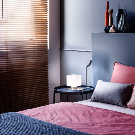 Zara Elegante kubische LED-Tischleuchte in Nickel satiniert & geblasenes Glas von Fabas Luce