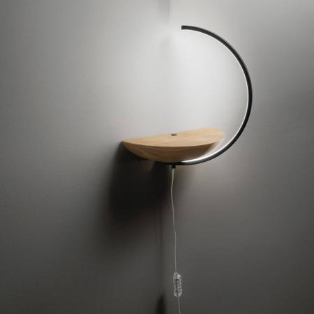 Roseg LED Wand-Nachttischleuchte mit massiver Holzablage und einem dimm- und schwenkbarem Lichtbogen von Fabas Luce