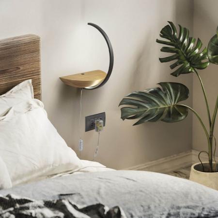 Roseg LED Wand-Nachttischleuchte mit massiver Holzablage und einem dimm- und schwenkbarem Lichtbogen von Fabas Luce