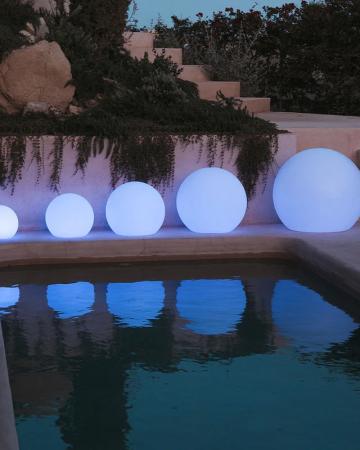 New Garden BULY 40 SOLAR LED Gartenkugel mit RGB-Farben und warmen und kaltem Licht IP65, in&out einsetzbar, IP65, Ø 40cm