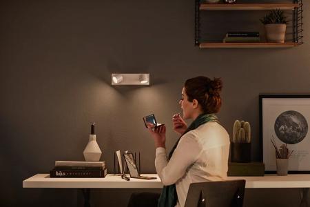 Weißer Philips myLiving 2-flammiger LED Spot Star mit WarmGlow dimmbar warmweißes Licht