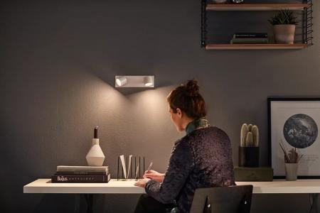 Weißer Philips myLiving 2-flammiger LED Spot Star mit WarmGlow dimmbar warmweißes Licht