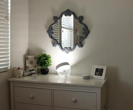 Philips Hue White and Color Ambiance LED Tischleuchte IRIS in Weiß