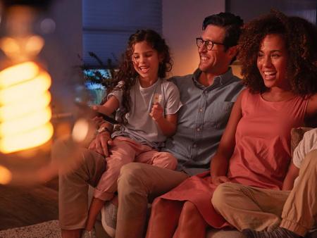 Philips Hue White E27  Filament Globe G125 7W dimmbar 2100K warmweißes Licht - steuerbar via App Bluetooth und Zigbee, kompatibel mit Amazon Alexa