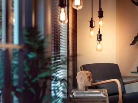 Philips Hue White E27 Filament ST72 Lampe 7W dimmbar 2100K warmweißes Licht - steuerbar via App Bluetooth und Zigbee, kompatibel mit Amazon Alexa