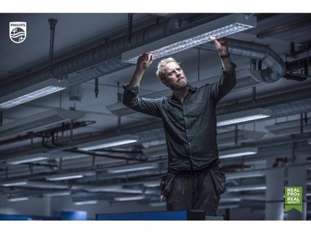 Philips CorePro LEDtube 600mm 8W wie 18W 750lm 3000K Warmweiß T8 G13 240° KVG/VVG/230V inkl. Ersatzstarter nicht dimmbar