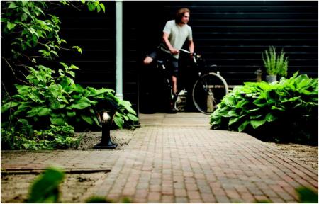 Philips myGarden 30cm hohe Traditionelle Wegeleuchte Alpenlicht in schwarz aus Aluminium mit klarem Glas