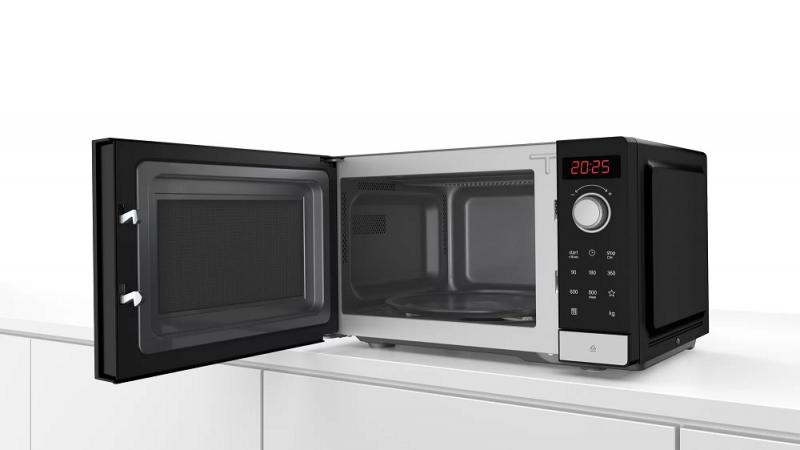 BOSCH Serie 2 Freistehende Mikrowelle 44 x 26 cm in Schwarz 800 Watt, Garraum 20 Liter