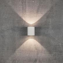 Einzigartiges Lichterlebnis mit der Innen- und Außenwandleuchte Canto Up&Down aus Aluminium in weiß