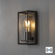 Wandleuchte BRINDISI in Schwarz aus Aluminium & Glas mit unauffälligem Bewegungssensor von Konstsmide